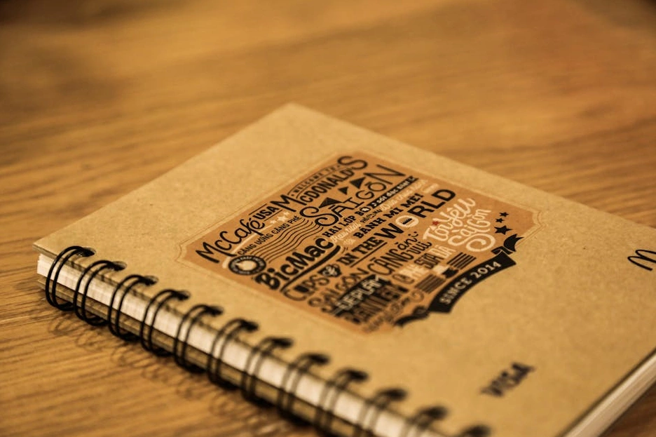 Una persona che scrive su un taccuino durante una sessione di coaching.