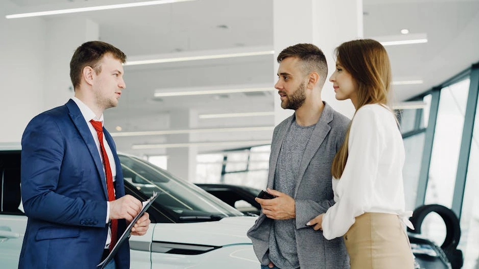 Team di vendita durante una sessione di formazione interattiva.